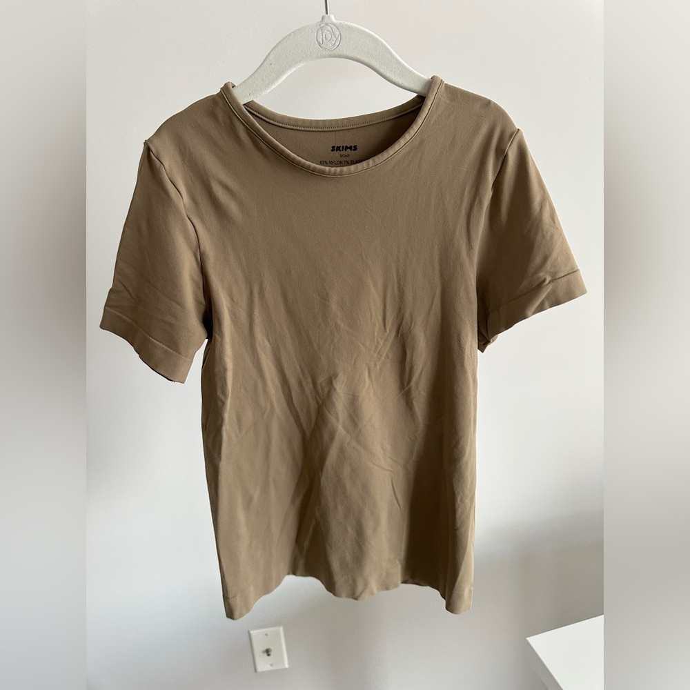 Skims fits everybody t shirt size small